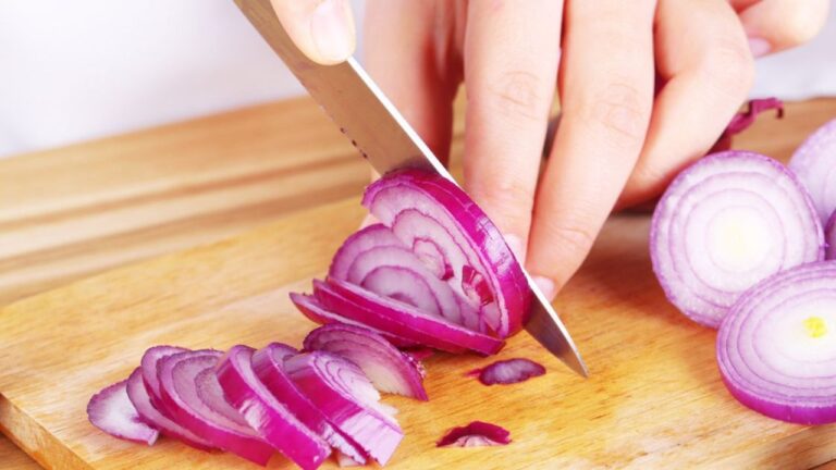 Cara Mengiris Bawang Rapi Untuk Hasil Masakan