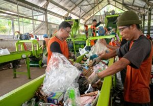 menghemat biaya pengolahan sampah