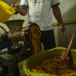 proses menggiling bahan jamu